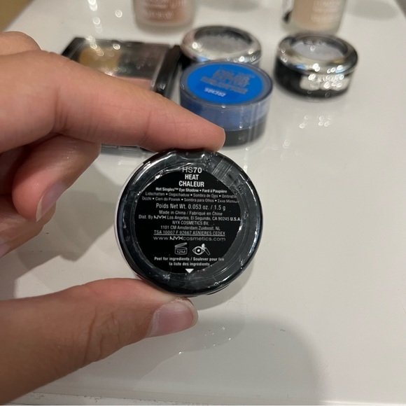 Bundle of 4 eyeshadows, 1 bkush and 2 body shimmers - Picture 6 of 14